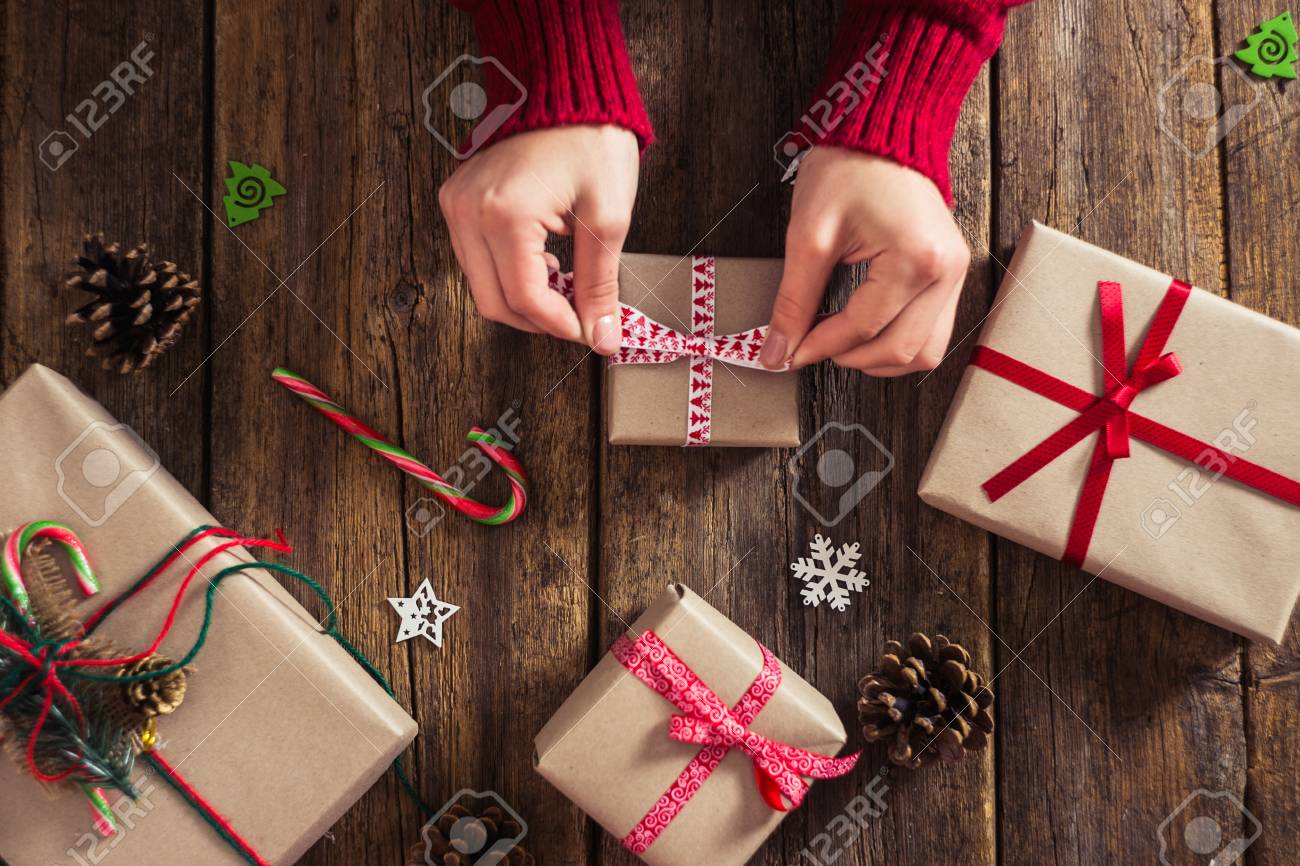 男性手紙にクリスマス プレゼントをラップし それらを赤い糸で抱き合わせ の写真素材 画像素材 Image