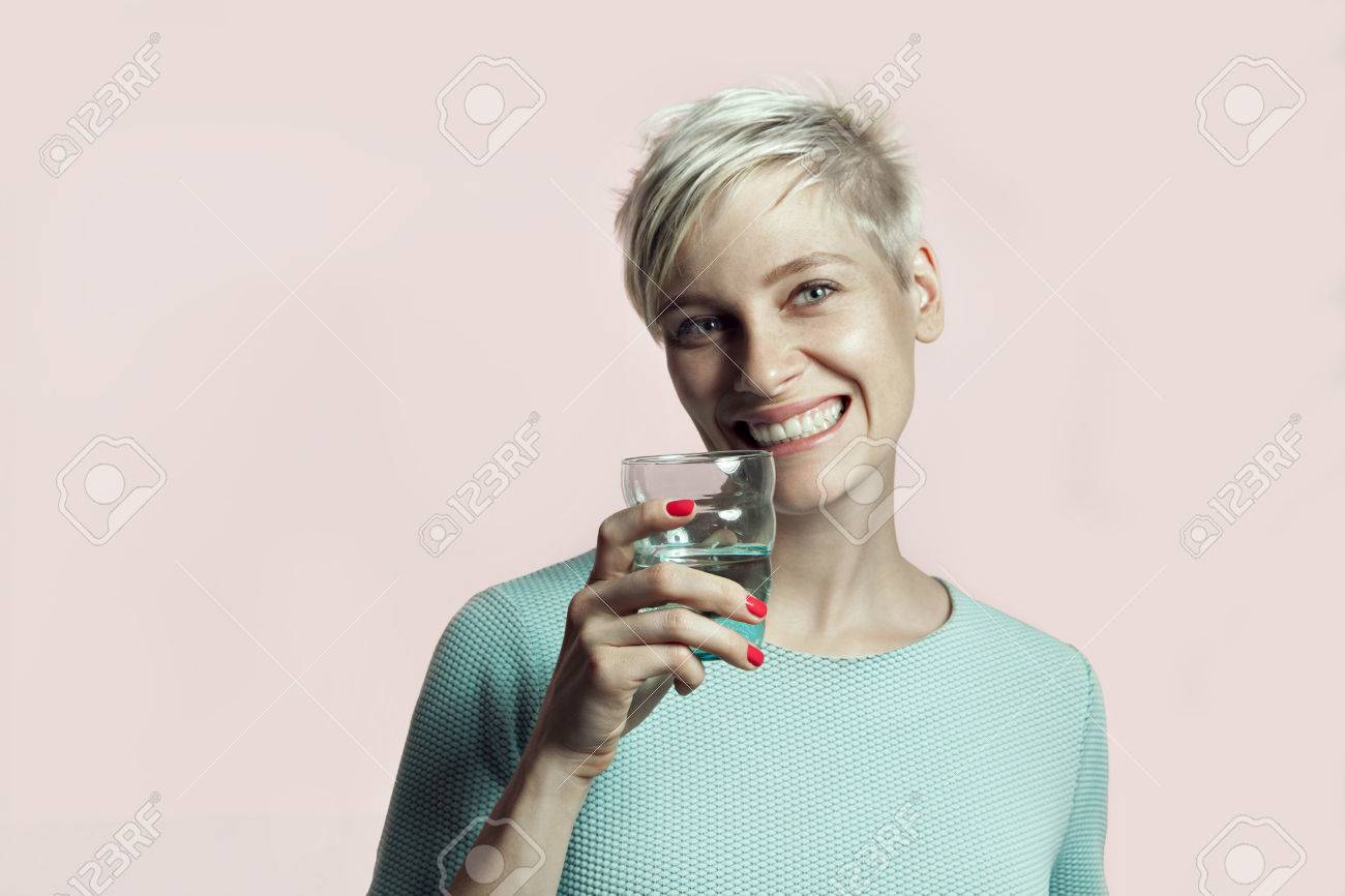 Retrato De Blanco Pelo Corto Mujer Joven Sonrie Con Vaso De Agua Fotos Retratos Imagenes Y Fotografia De Archivo Libres De Derecho Image 56560135
