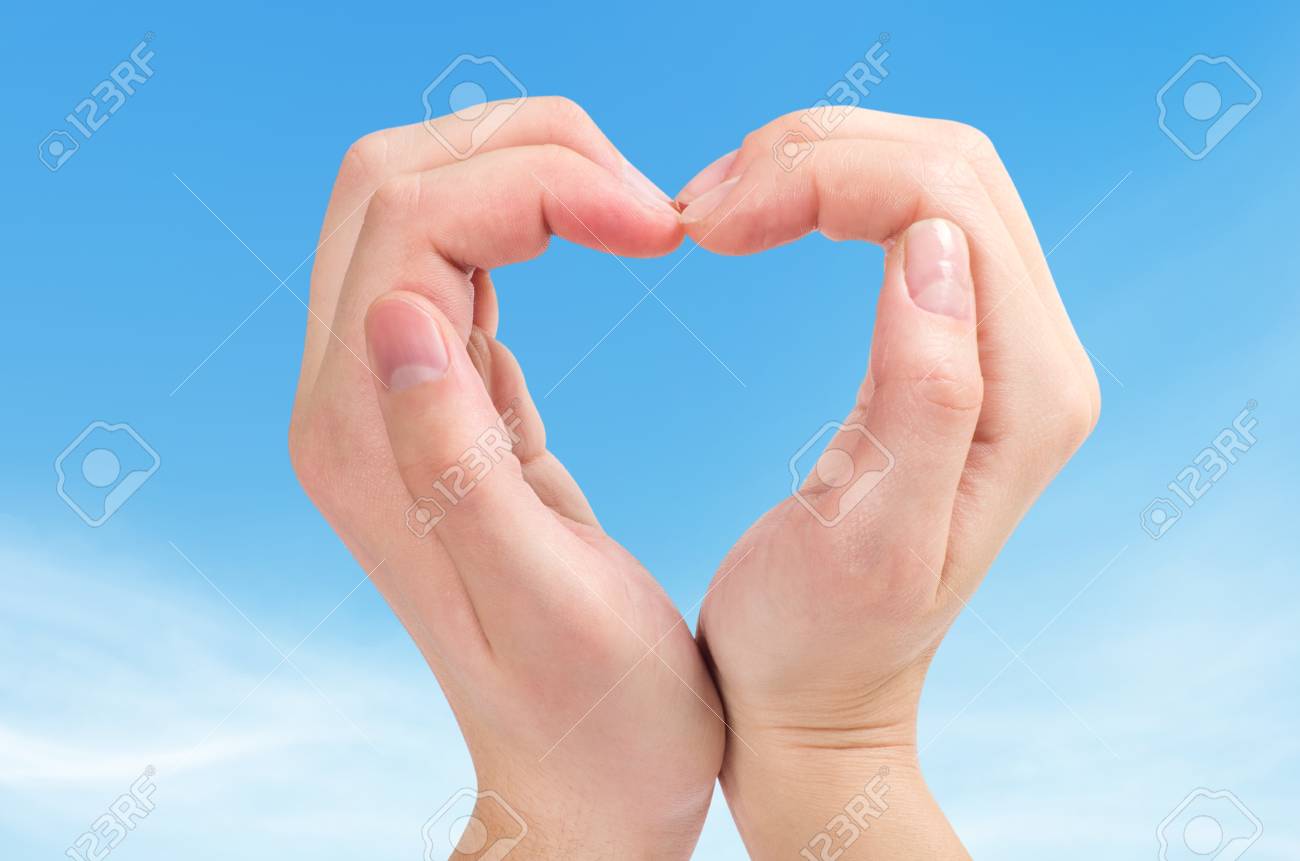 Zwei Hande Bilden Ein Herz Form Mit Den Fingern Lizenzfreie Fotos Bilder Und Stock Fotografie Image 15198217