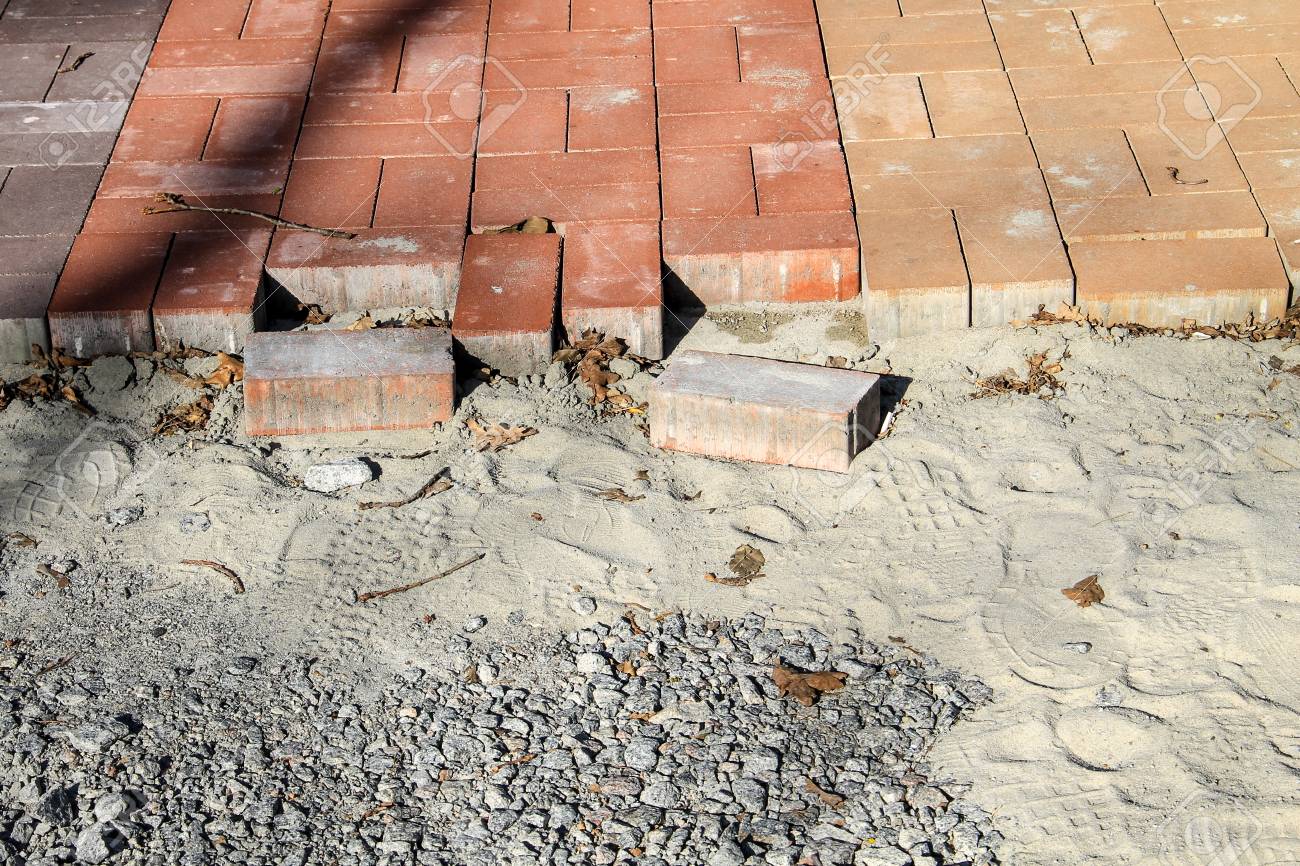 スラブ 道路舗装の新しい舗装の建設 パス 道路や歩道の舗装石畳ブロック工事 の写真素材 画像素材 Image