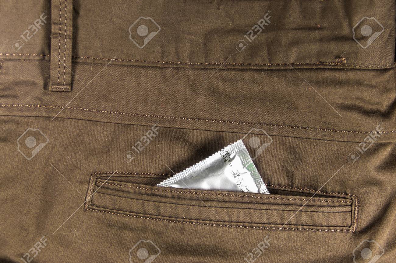茶色のズボンの後ろポケットにコンドーム の写真素材 画像素材 Image