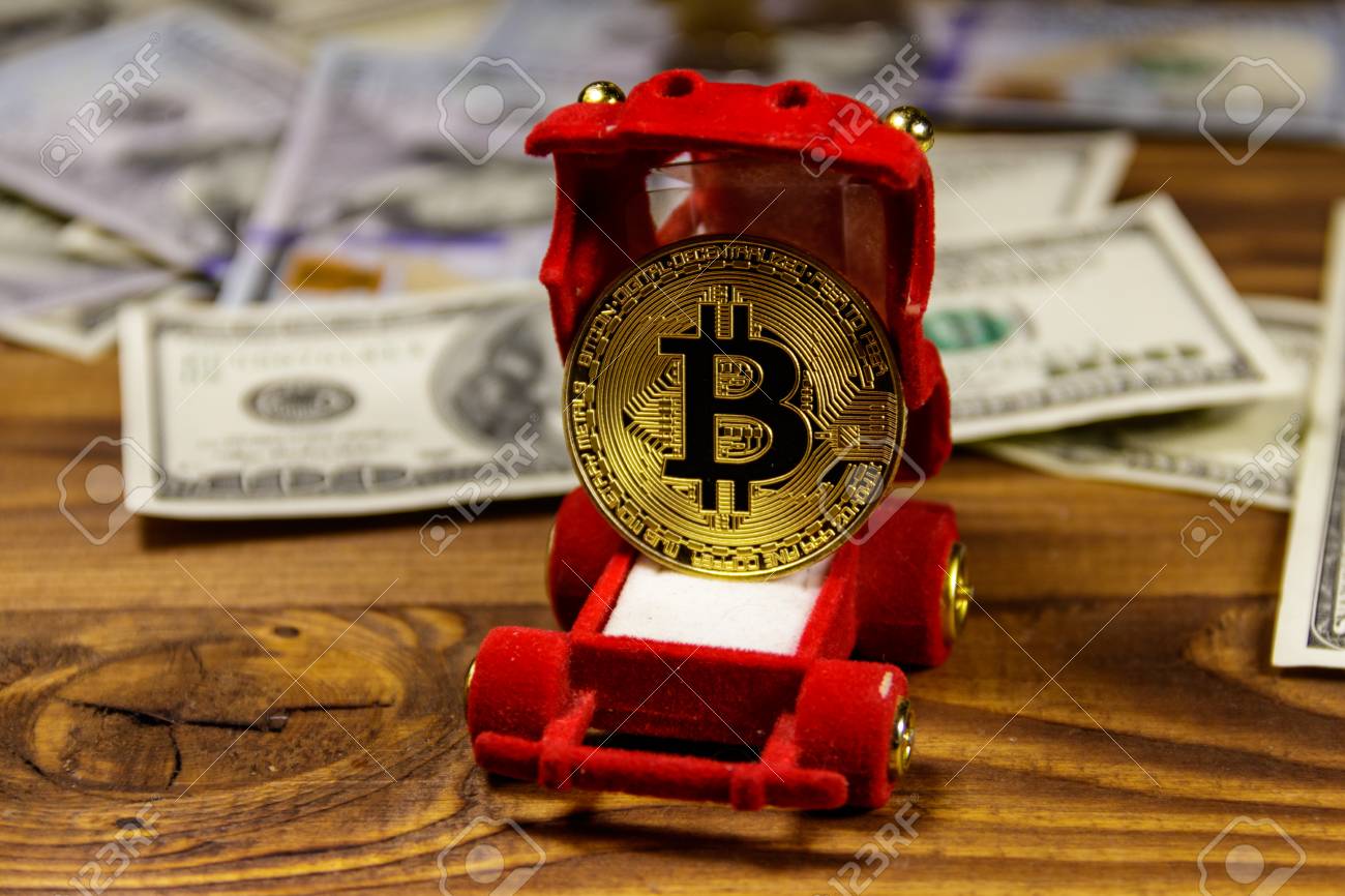 보석 및 나무 배경에 달러 자동차 모양의 선물 상자에 황금 기념품 동전 비트 코인 로열티 무료 사진, 그림, 이미지 그리고  스톡포토그래피. Image 97157679