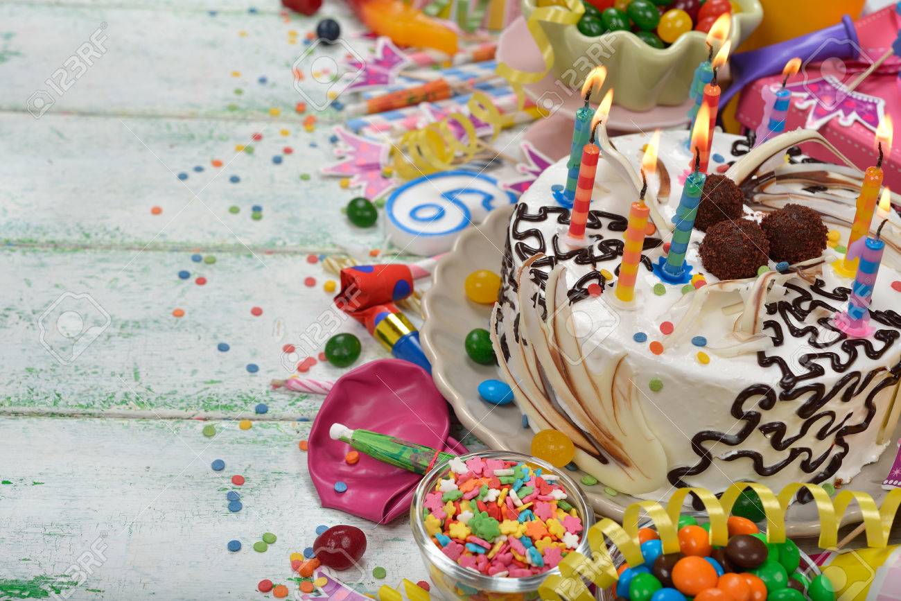 Gateau D Anniversaire Et Divers Accessoires Sur Un Fond Blanc Banque D Images Et Photos Libres De Droits Image