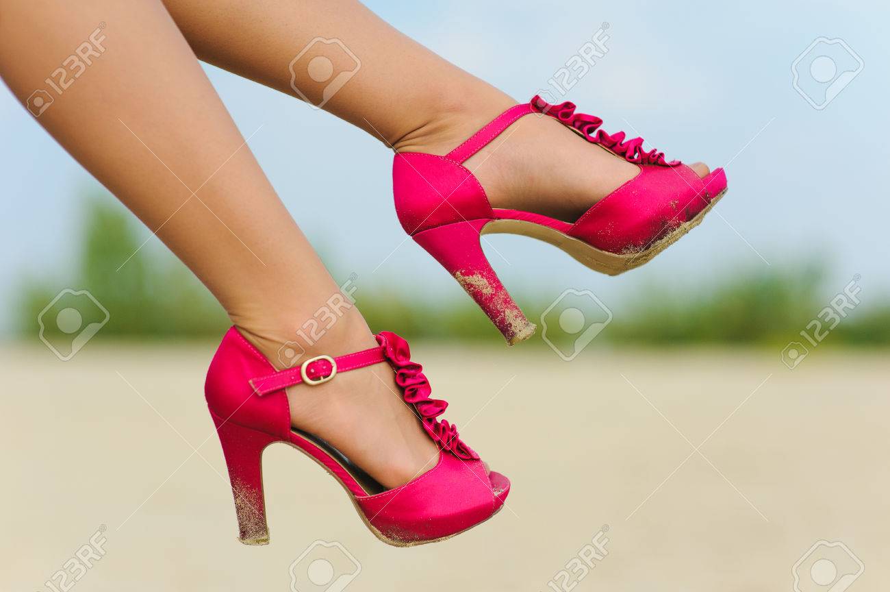 赤い靴の女性の足 砂の中の靴します ビーチでの結婚式 の写真素材 画像素材 Image