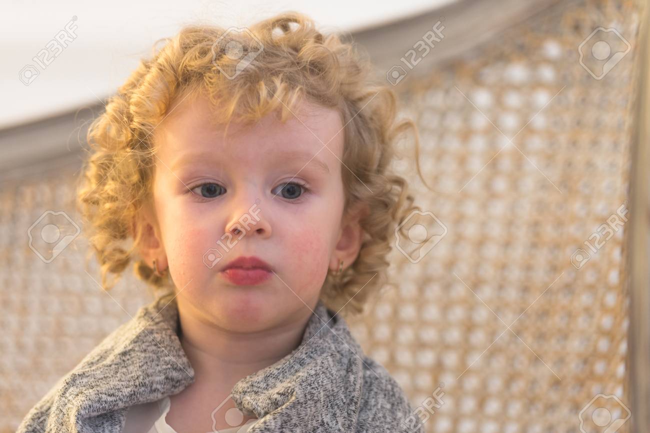 金色の髪と青い目の少女の肖像画 の写真素材 画像素材 Image