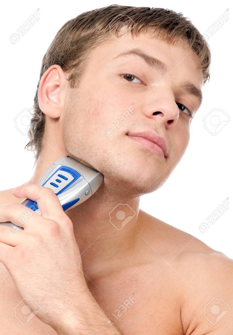 retrato de un hombre guapo rasurado como parte de su routin de rasurado