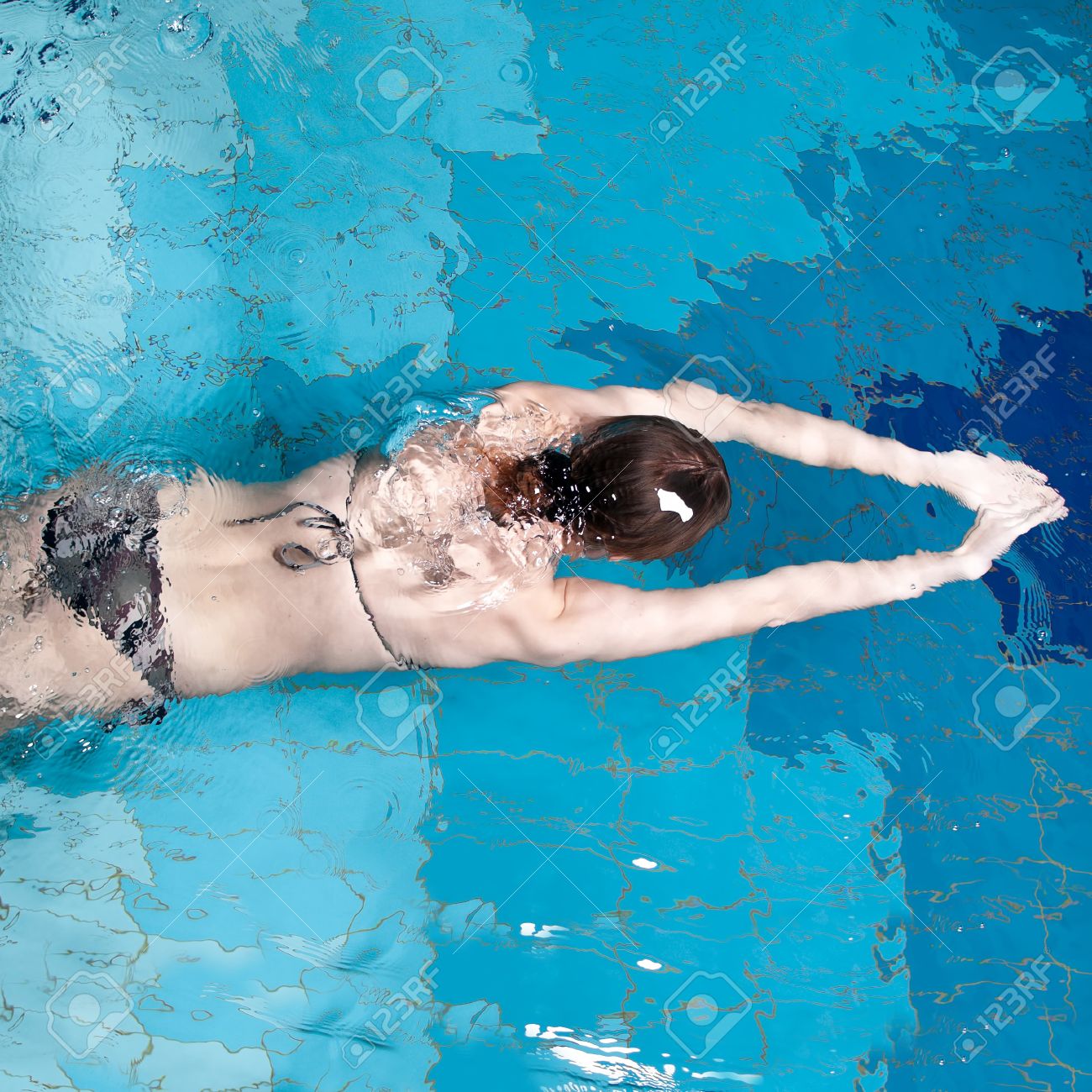 スイミング プールで水泳女性のダイビングは の写真素材 画像素材 Image