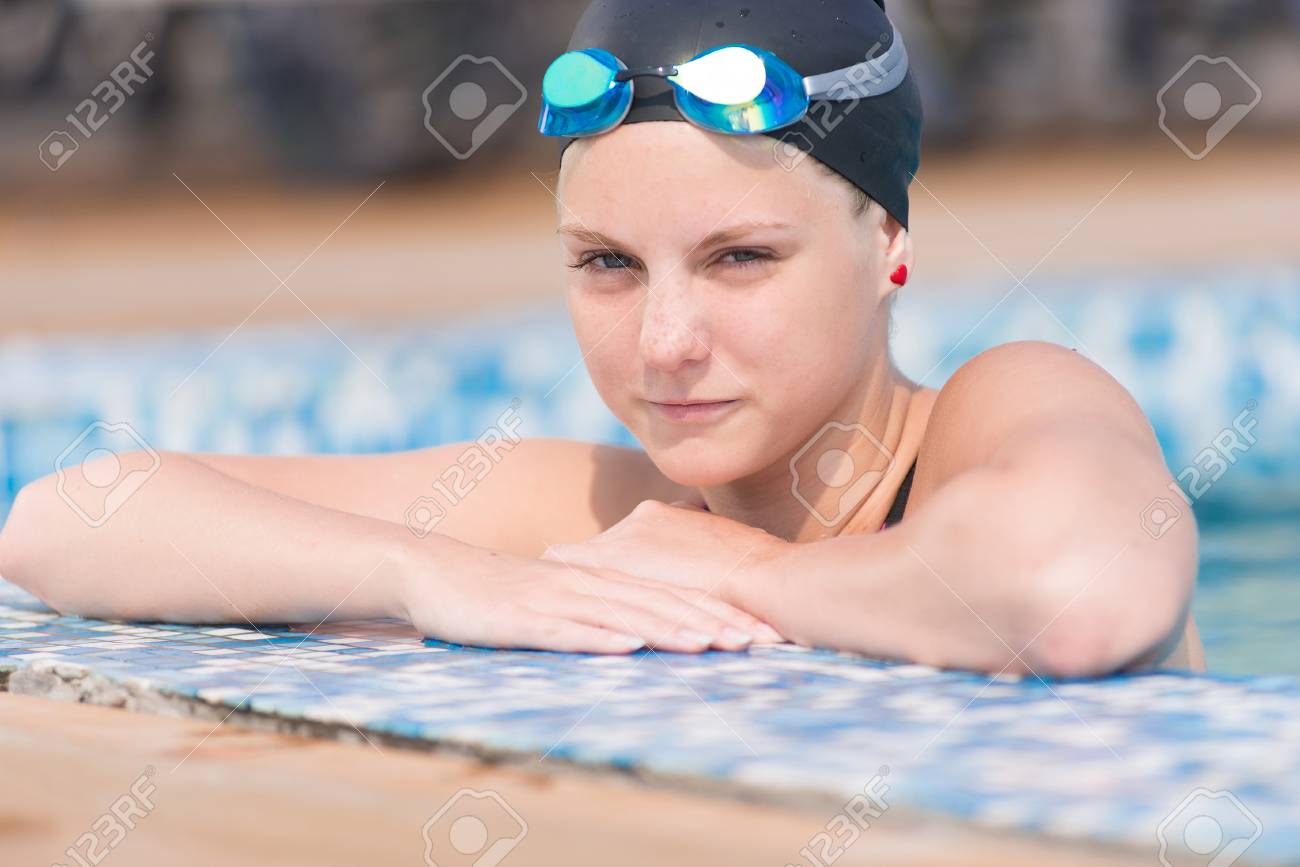 青い水プール スポーツ女性の水泳帽とゴーグルを着用女子水泳選手の肖像画 の写真素材 画像素材 Image