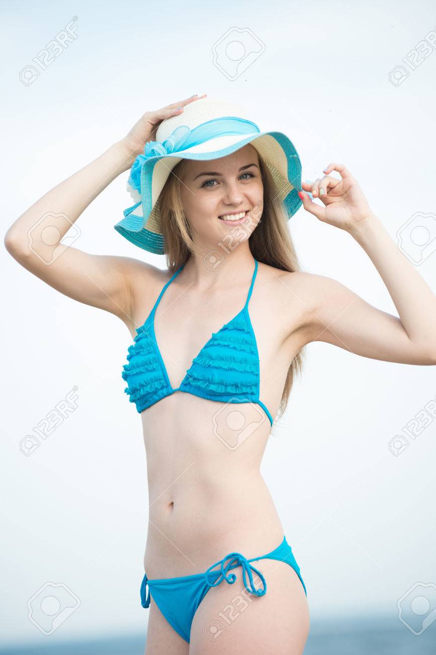 Jeune Femme Bronzer Sur Une Plage Belle Femme Posant Sur La Plage De Sable De Lété Portrait Dété En Plein Air De Jolie Femme De Style Sport En