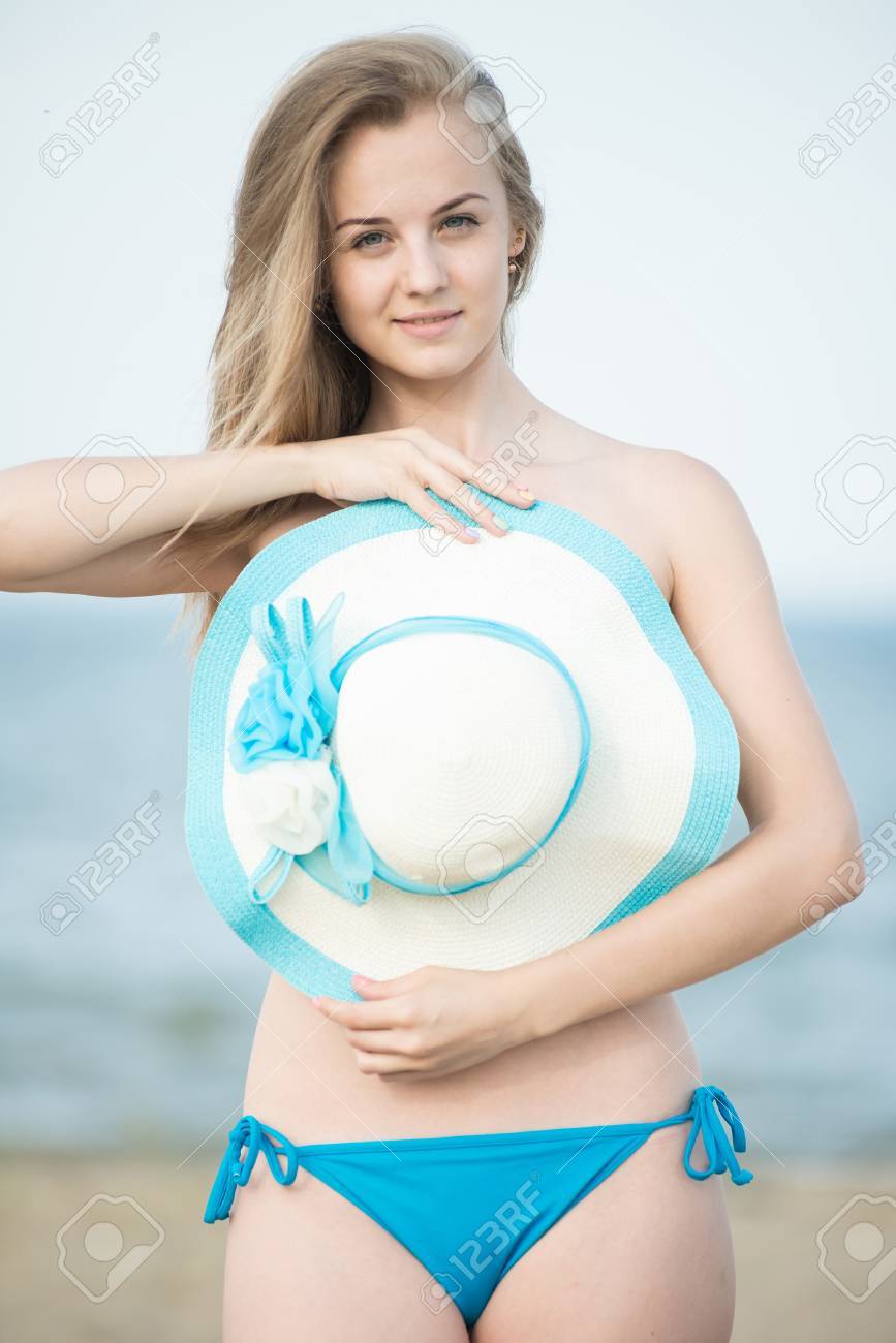 Jeune Femme De Bronzage Sur Une Plage Belle Femme Posant Sur La Plage De Sable De Lété Portrait Dété Extérieure De Jolie Femme De Style Sport En