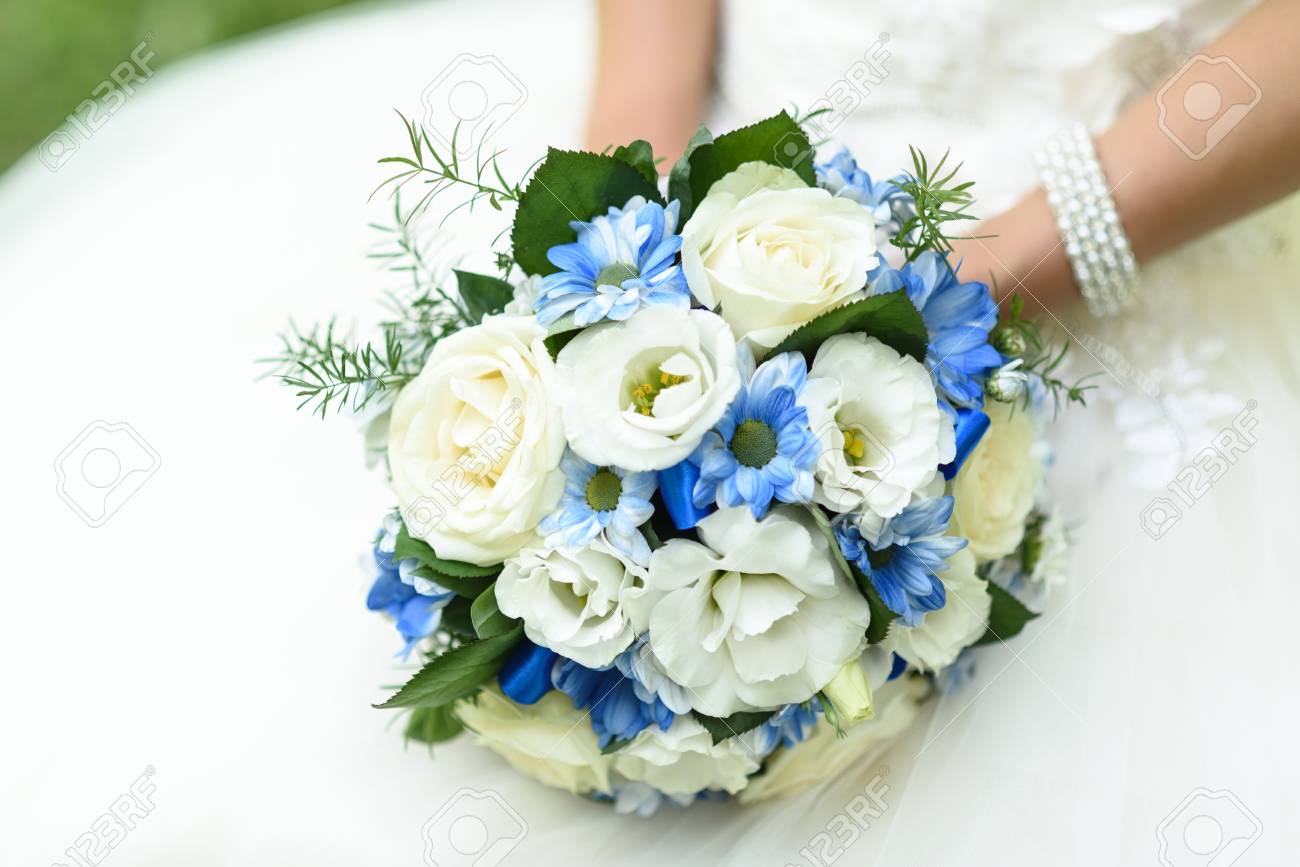 Mariée Tenant Un Bouquet De Fleurs Bleues Dans Ses Mains