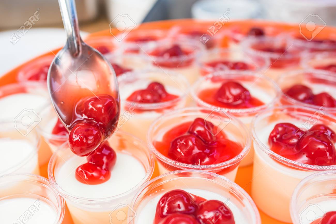 お祝い結婚式パーティー ビュッフェ用のきれいな料理のケータリング カナッペ デザート フルーツ サラダ プリンを設定します の写真素材 画像素材 Image 82962477