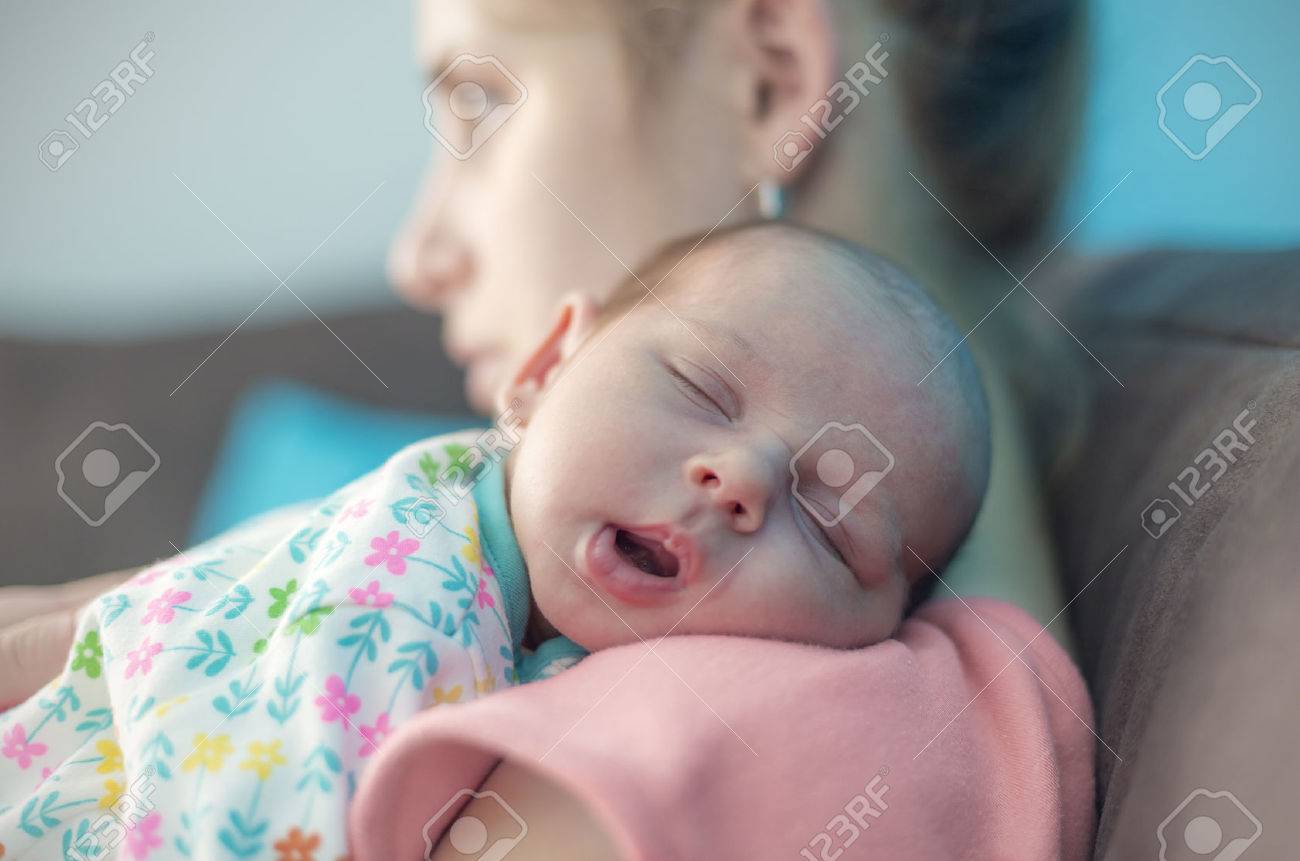 腕ママの授乳後眠っているかわいい赤ちゃん の写真素材 画像素材