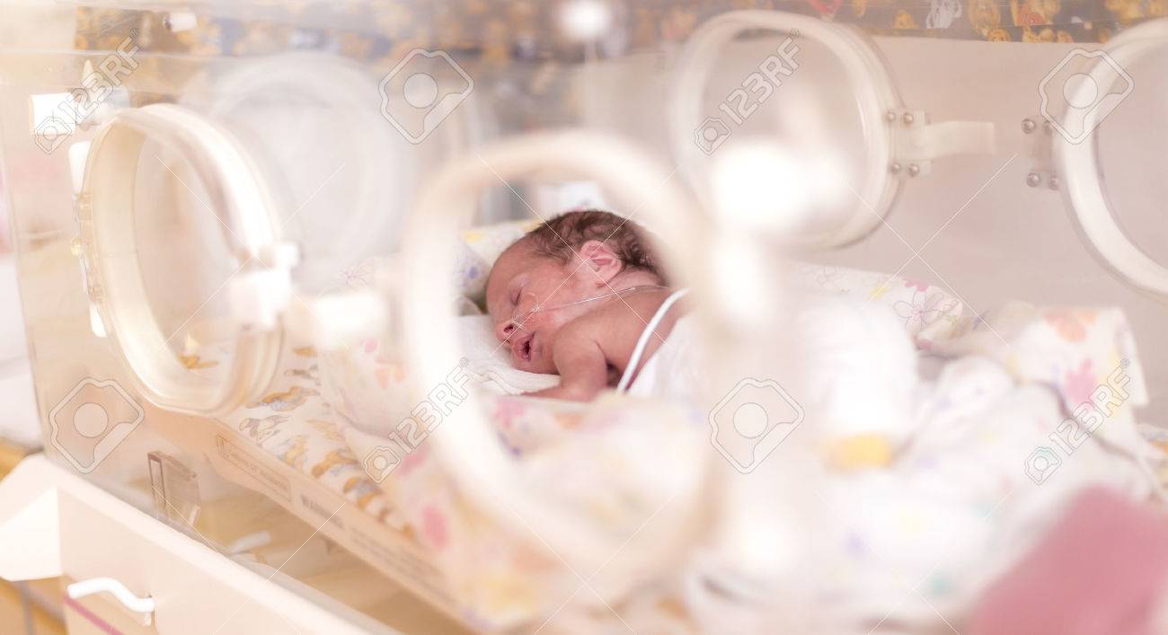Premature Fille Nouveau Ne Dans L Incubateur De L Hopital Apres C Section 33 Semaines Banque D Images Et Photos Libres De Droits Image Premature Fille Nouveau Ne Dans L Incubateur De L Hopital Apres C Section 33 Semaines Banque D Images Et Photos Libres De Droits Image