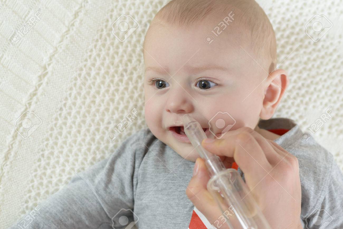 女の赤ちゃんの鼻水吸引器を使用して の写真素材 画像素材 Image