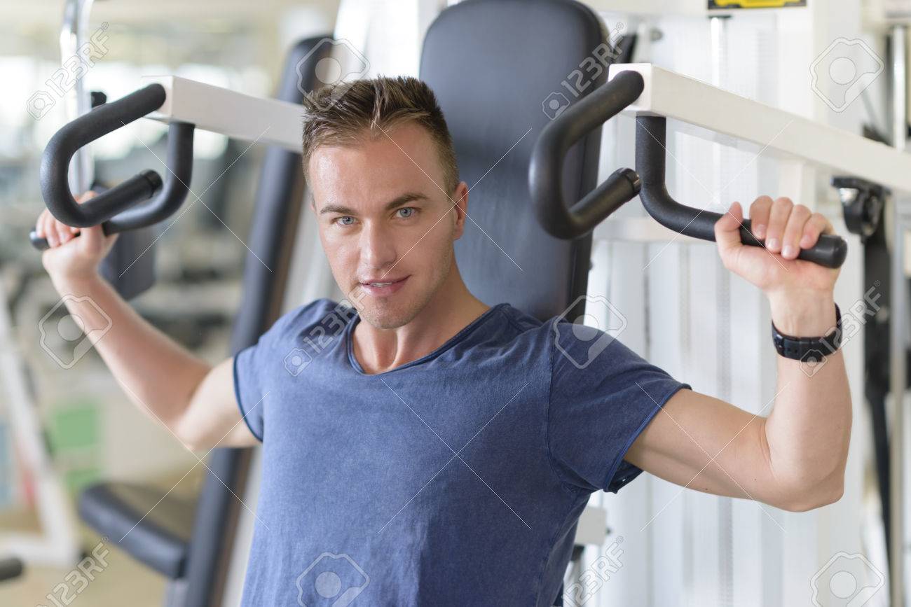 ジムで胸筋のマシンを使っている人々 の写真素材 画像素材 Image