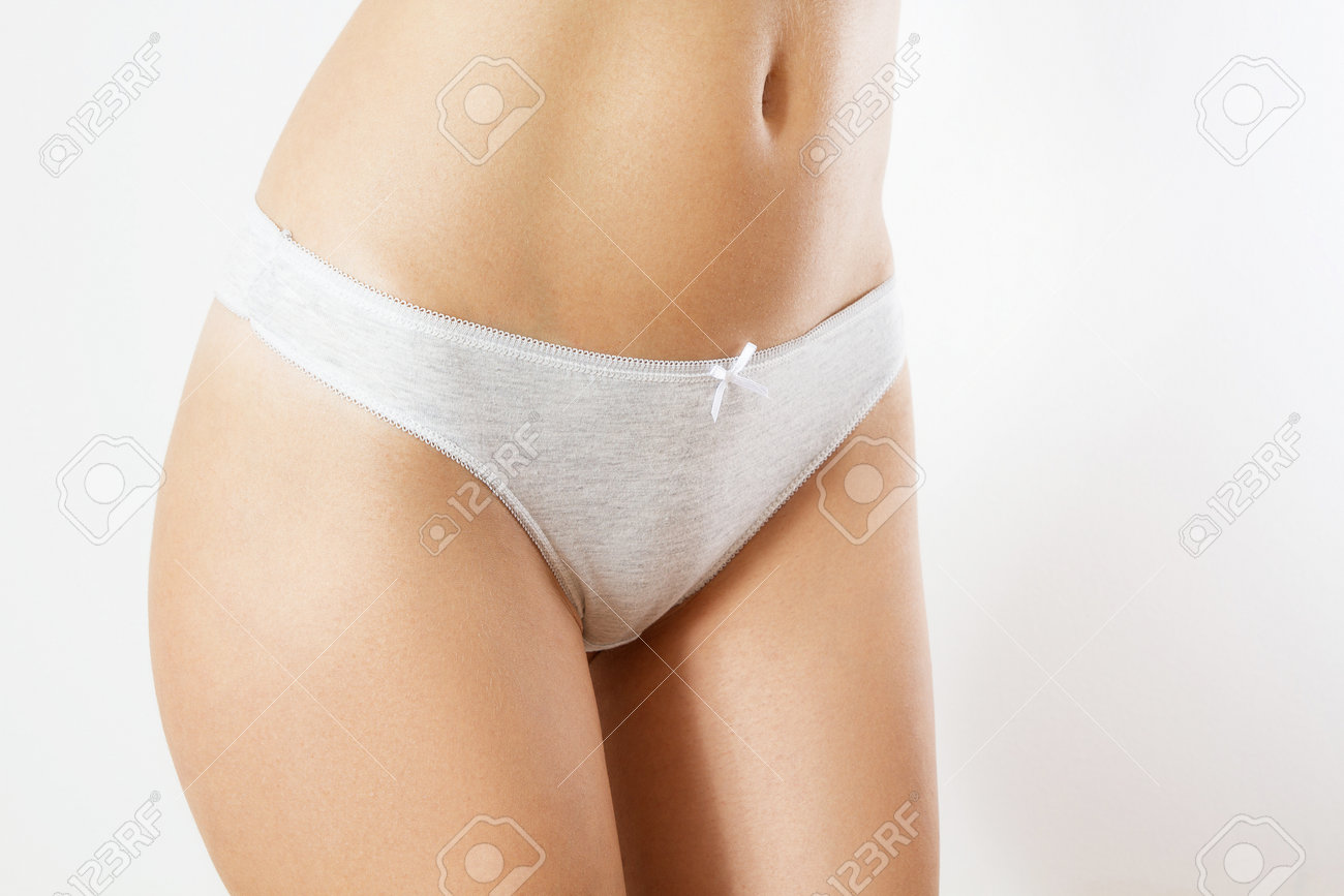 純白パンティー 白い背景に白いパンティーのコピー用スペースにスリムフィットの健康な女の子の接写の写真素材・画像素材 Image 192128564