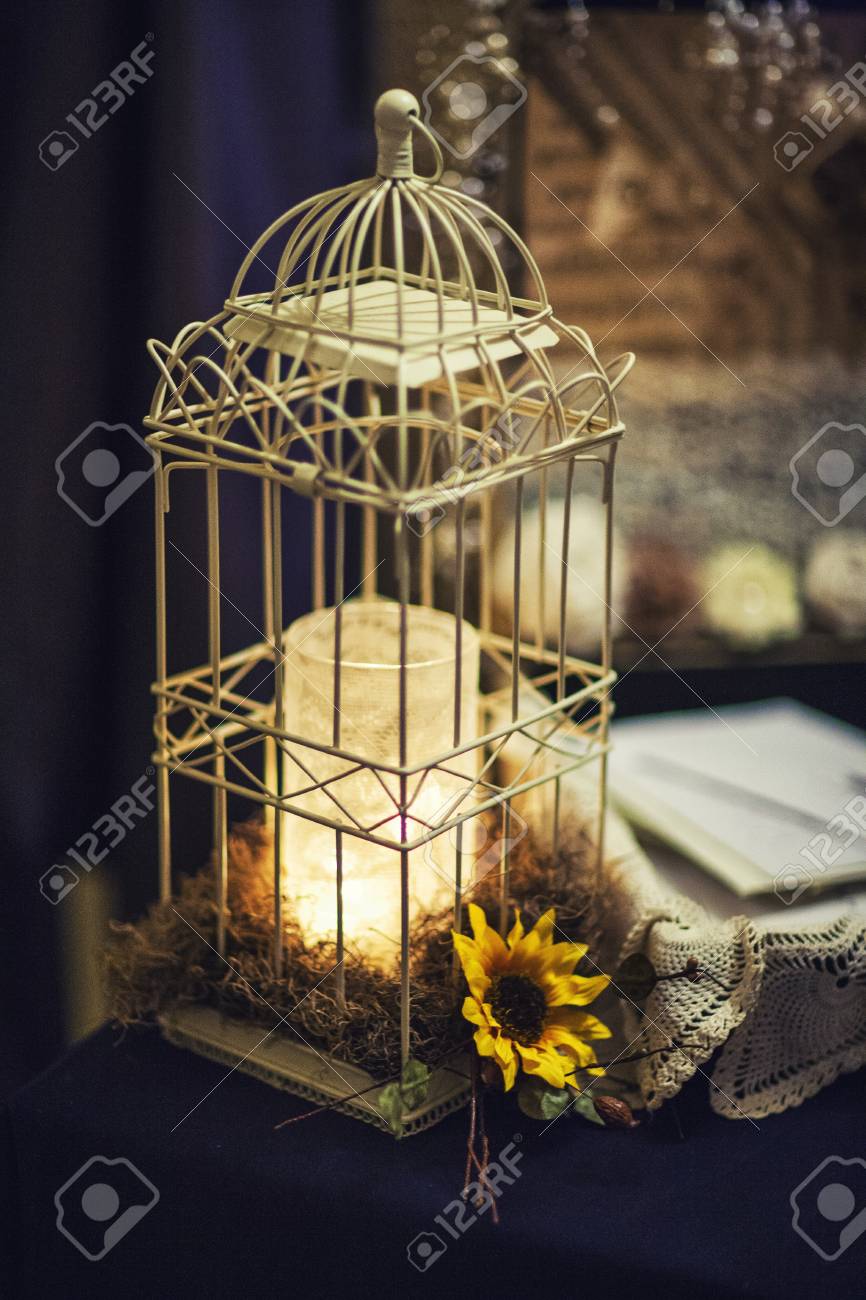 Cage à Oiseaux Comme Une Décoration De Table Avec Une Bougie à Lintérieur Pour Un Mariage Ou Un événement