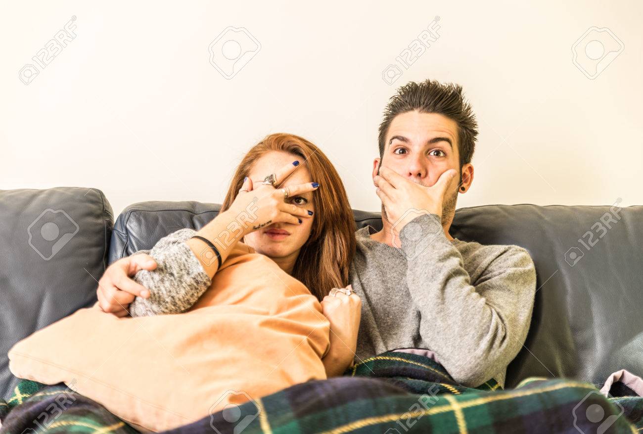 カップル ソファの上のテレビでホラー映画を見ている家族 レクリエーション レジャー 一体性の概念 の写真素材 画像素材 Image カップル ソファの上のテレビでホラー映画を見ている家族 レクリエーション レジャー 一体性の概念 の写真素材 画像素材 Image