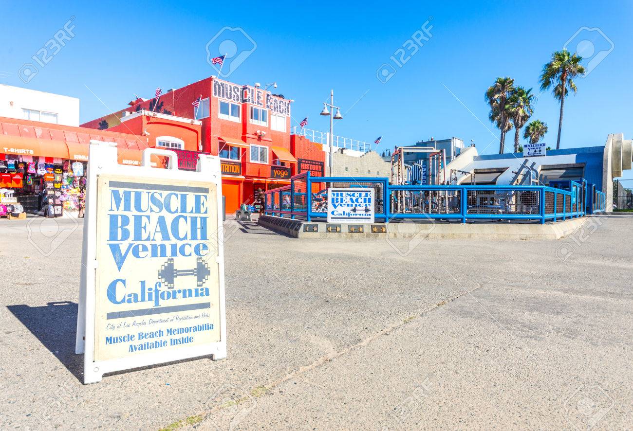 ロサンゼルス カリフォルニア 15 年 10 月 8 日 マッスル ビーチ ベニス ビーチ Ca のマッスル ビーチ ジムは 有名人や有名なボディビルダーが訓練を受けて 1930 年代に遡るランドマーク 屋外ジムです の写真素材 画像素材 Image