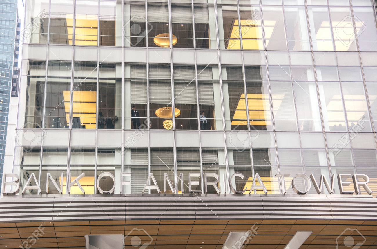 뉴욕, 미국 - 2013 년 11 월 22 일 : 뉴욕의 뱅크 오브 아메리카 타워. 미국의 은행은 미국의 중앙 은행입니다. 로열티 무료  사진, 그림, 이미지 그리고 스톡포토그래피. Image 52709547