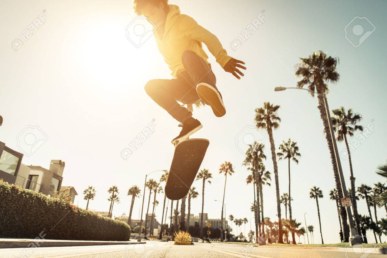 ロサンゼルスの路上でスケーターの少年 ベニス カリフォルニアでスケート ボード の写真素材 画像素材 Image ロサンゼルスの路上でスケーターの少年 ベニス カリフォルニアでスケート ボード の写真素材 画像素材 Image