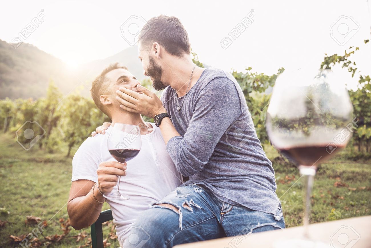 ロマンチックなデート 楽しく飲んだりワイン キス同性愛者のペアでゲイのカップル の写真素材 画像素材 Image