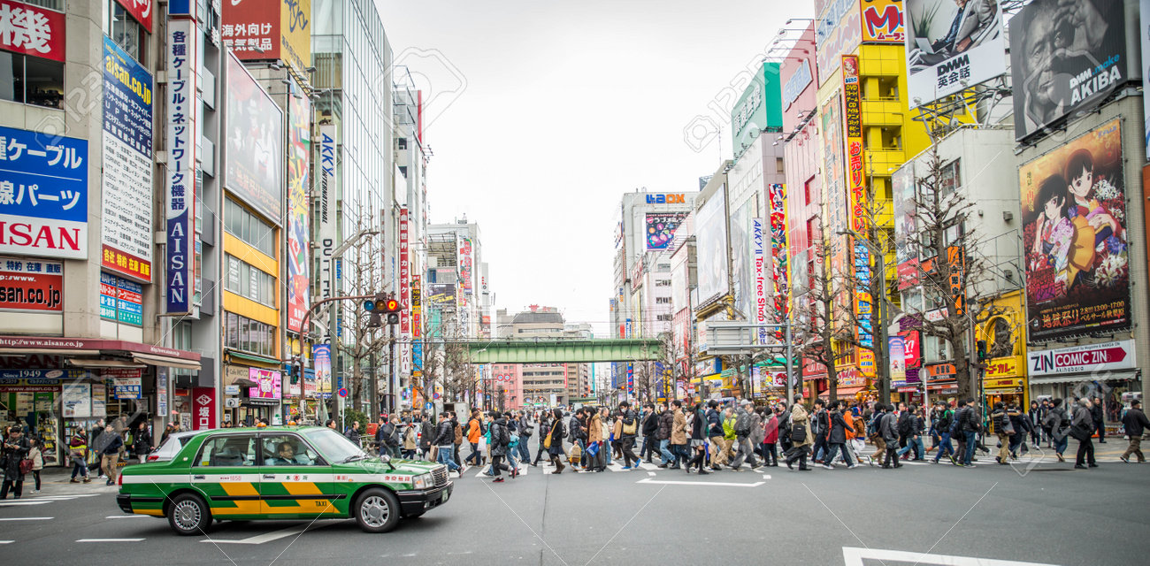 東京 日本 15 年 2 月 7 日 東京の秋葉原電気街 秋葉原ビデオ ゲーム アニメ マンガやコンピューター商品の人気ショッピング地区であります 東京で最も人気の場所の一つ の写真素材 画像素材 Image
