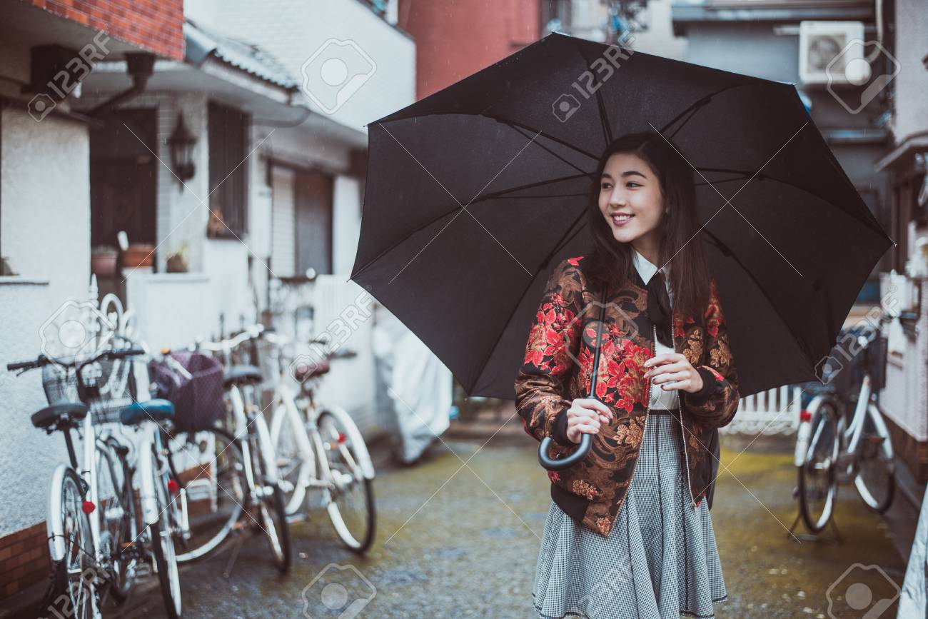 東京中を歩いて美しい日本人の女の子 10 代の若者や学校についての概念 の写真素材 画像素材 Image