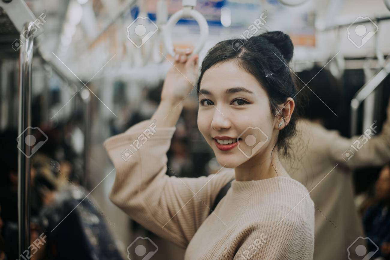 地下鉄駅で美しい日本人女性 の写真素材 画像素材 Image