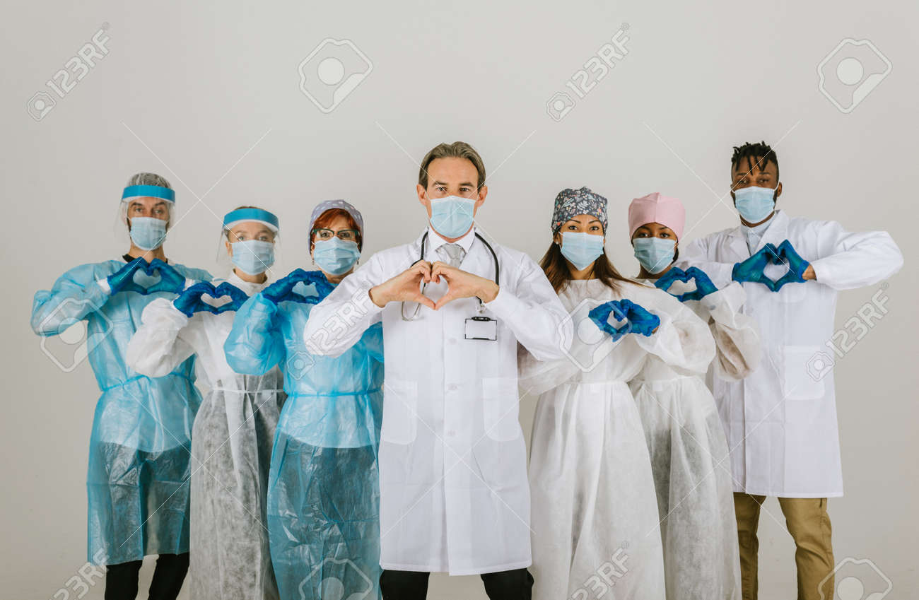Vetores de Médicos E Enfermeiros Usando Trajes De Proteção E Máscaras De Pé Juntos Prontos Para Epidemia De Coronavírus Conceito De Trabalho Em Equipe Profissional Equipe Médica Personagens De Desenhos Animados Gentis