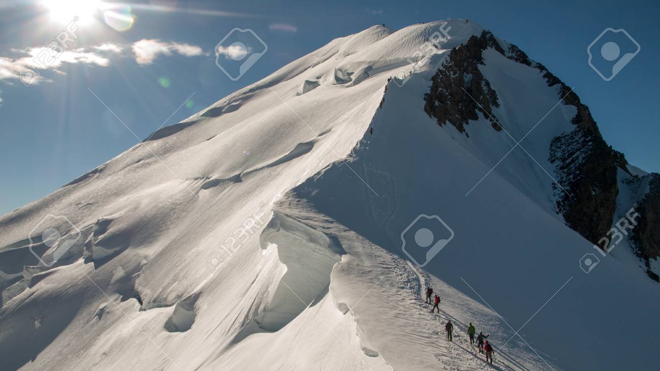 Les Alpinistes Escaladent La Plus Haute Montagne Deurope Occidentale Mont Blanc Français Ou Monte Bianco Italien France Et Italie