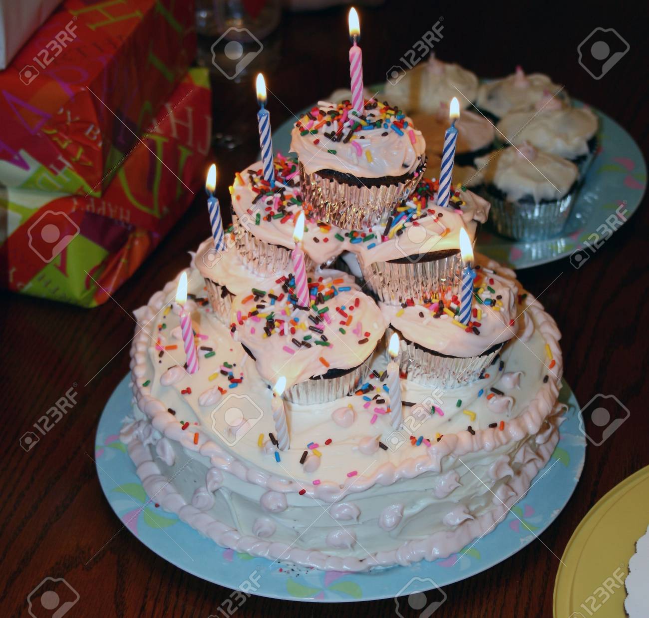 Gateau De Cupcake Anniversaire Avec Sprinkles Cadeaux Et Bougies Banque D Images Et Photos Libres De Droits Image Gateau De Cupcake Anniversaire Avec Sprinkles Cadeaux Et Bougies Banque D Images Et Photos Libres De Droits Image