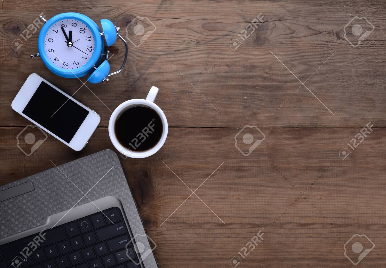 bürotisch mit notebook computer tastatur maus tasse kaffee notebook computer