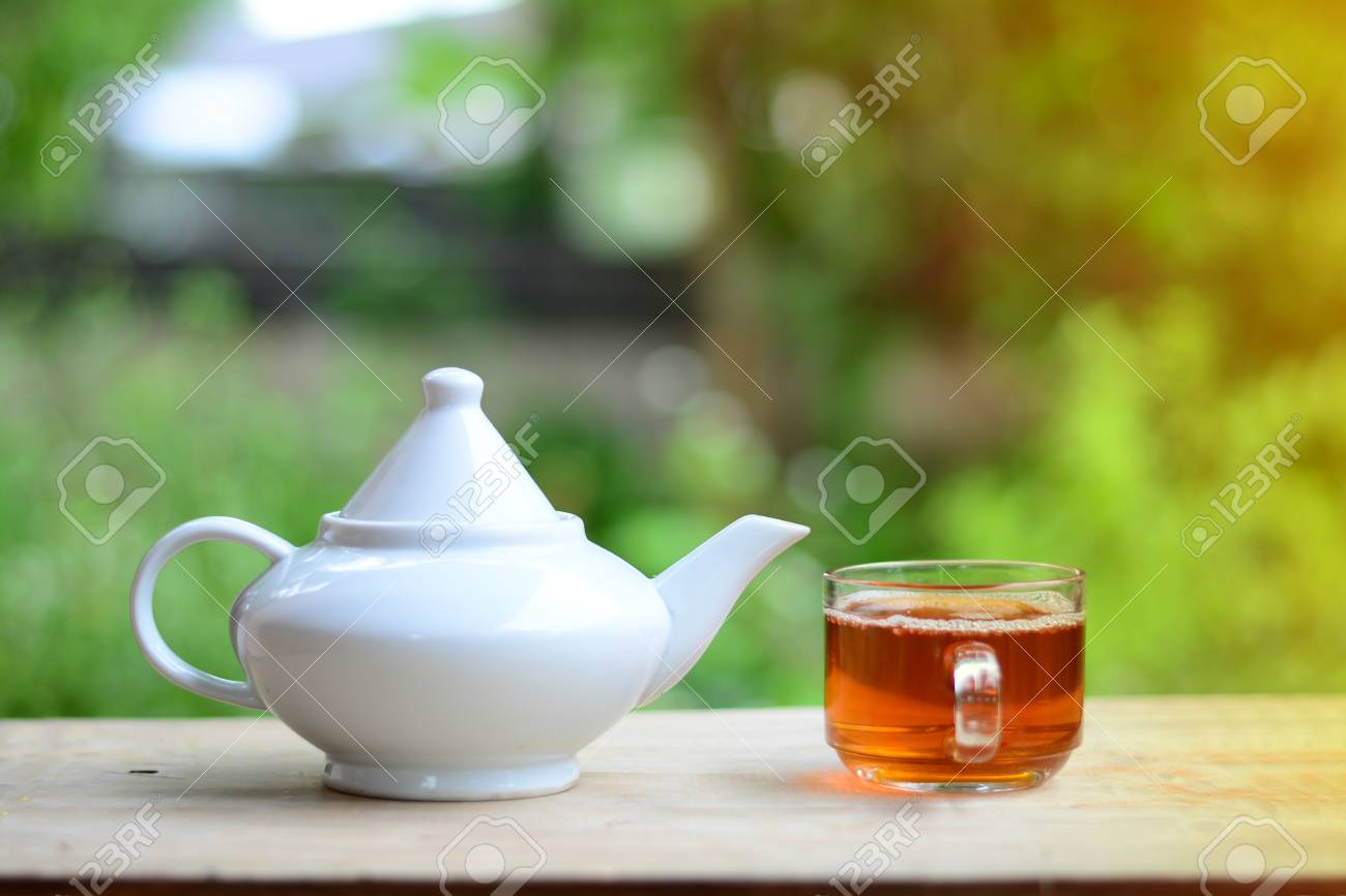 紅茶ポットと木製のテーブルでお茶を飲み の写真素材 画像素材 Image 紅茶ポットと木製のテーブルでお茶を飲み の写真素材 画像素材 Image