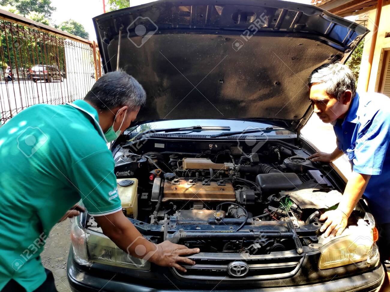 Reparador De Radiadores Limpiar Y Reparar Radiadores Rotos En Autos Viejos. En Taller De Automóviles, Pekalongan - Tengah - Indonesia, 1 De Junio De 2019 Fotos, Retratos, Imágenes Y