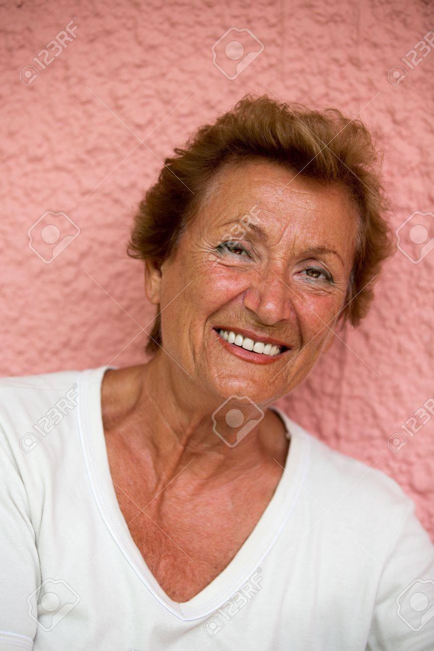 信頼できる表情でカメラにポーズする古い女性 の写真素材 画像素材 Image