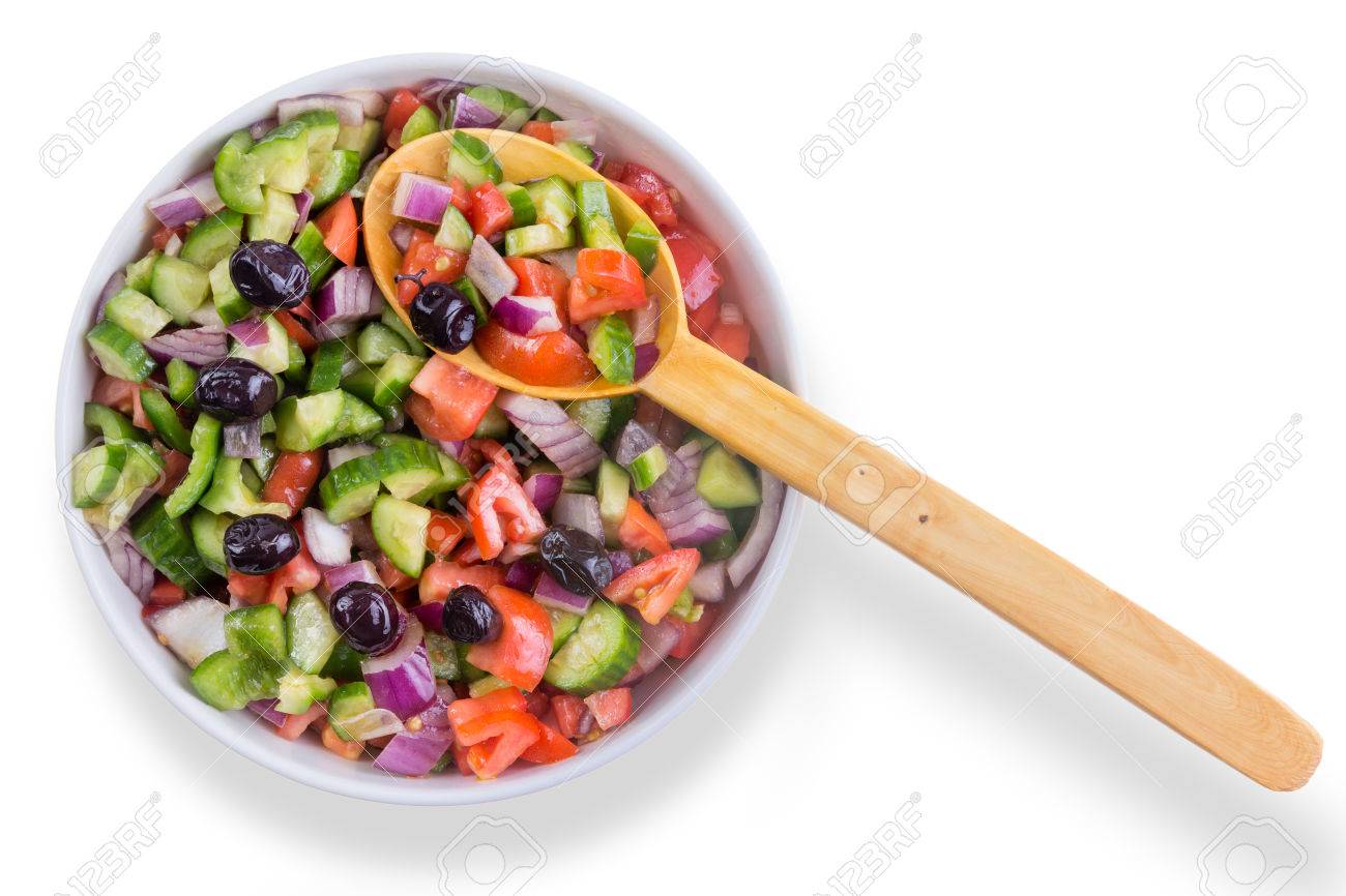 新鮮なカラフルなトルコの羊飼いのサラダ オリーブ添えラウンド ボウルで木製サービング スプーン白のオーバーヘッドの食事に健康的な伴奏として の写真素材 画像素材 Image