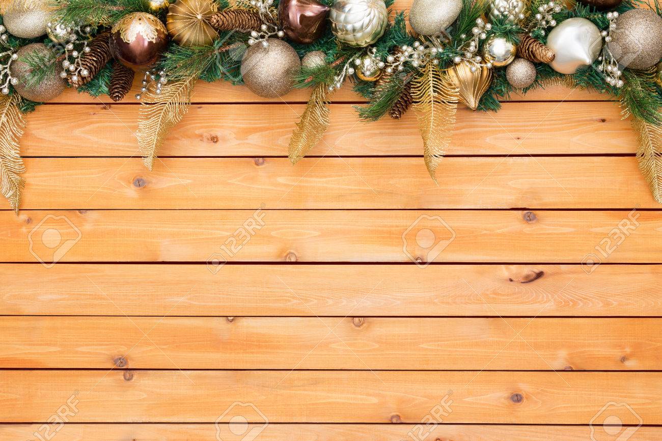 葉と飾り枠木製パネルの背景のクリスマス ガーランド の写真素材 画像素材 Image