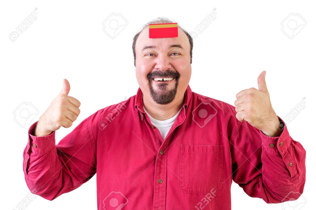 親指をおでこにクレジット カードと幸せな男ホワイト バック グラウンド の写真素材 画像素材 Image