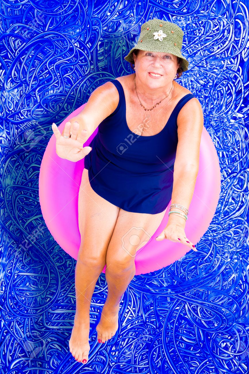 Señora Día La Arriba Relajante Mirando Baño Verano Mayor Caluroso Hacia Sombrero Traje Flota Piscina En Tubo Un De Y Que Elegante 5RLj43A