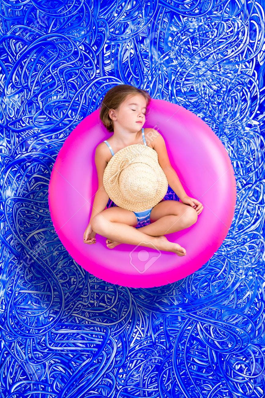 Mientras Color Traje Años La BonitaDe Colorido Se Tubo Tomar Plástico Su Relaja Baño Un Una Rosa Piscina En Y Niña 5 Siesta MVzpqSU