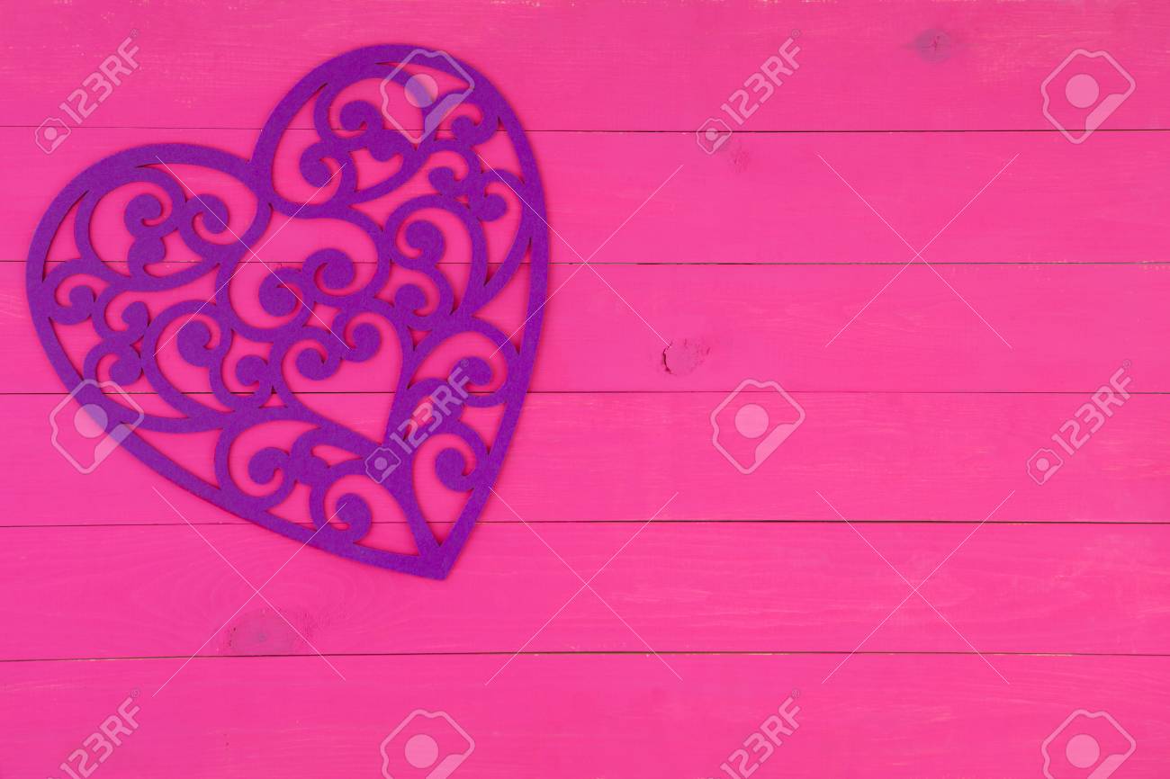 Coracao De Filigrana Roxo Decorativo Em Um Fundo De Madeira Rosa Brilhante Exotico Com Espaco De Copia Para Um Dia Dos Namorados Ou Saudacao De Aniversario Fotos Retratos Imagenes Y Fotografia De