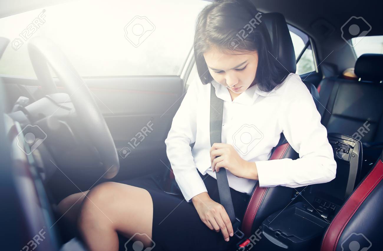 Mujer De Negocios Hermosa Que Se Sienta En El Asiento De Carro Y ...