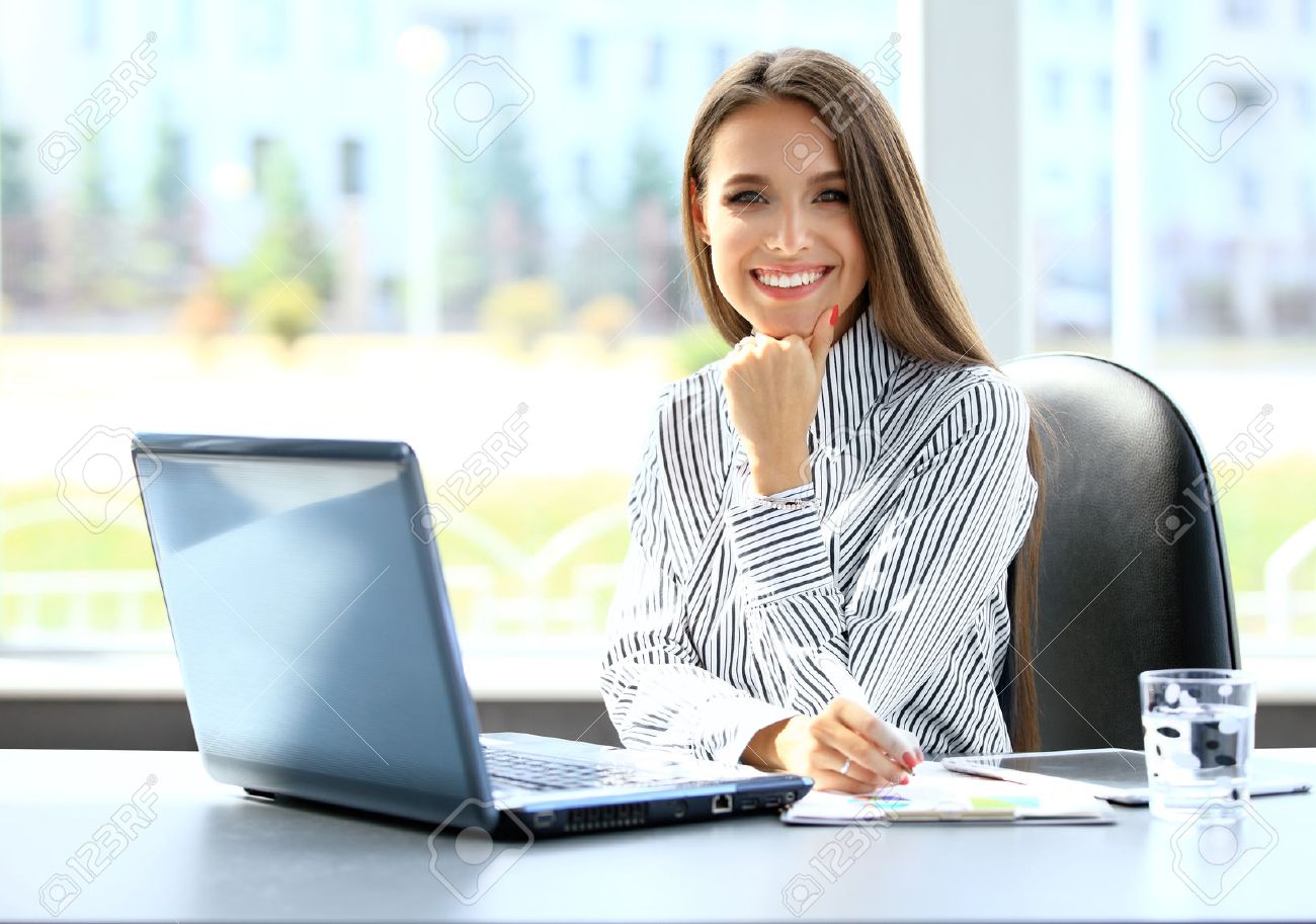 business frau arbeitet an laptop computer im büro lizenzfreie fotos business computer