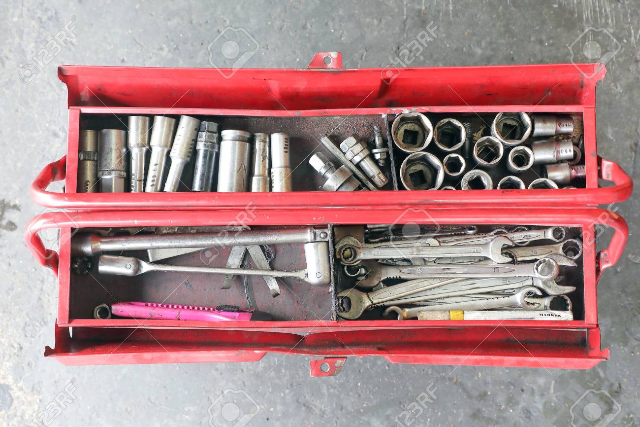 Caja De Sucia De Mecánica De Automóviles Usados En El Piso Del Taller Fotos, Retratos, Imágenes Y Fotografía De Archivo Libres De Derecho. Image 89179778.