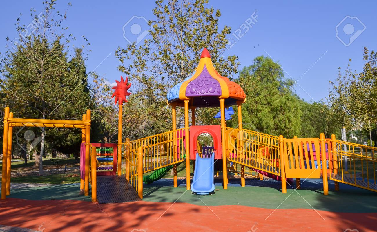 公園の遊び場。カラフルな子供用。 ロイヤリティーフリーフォト