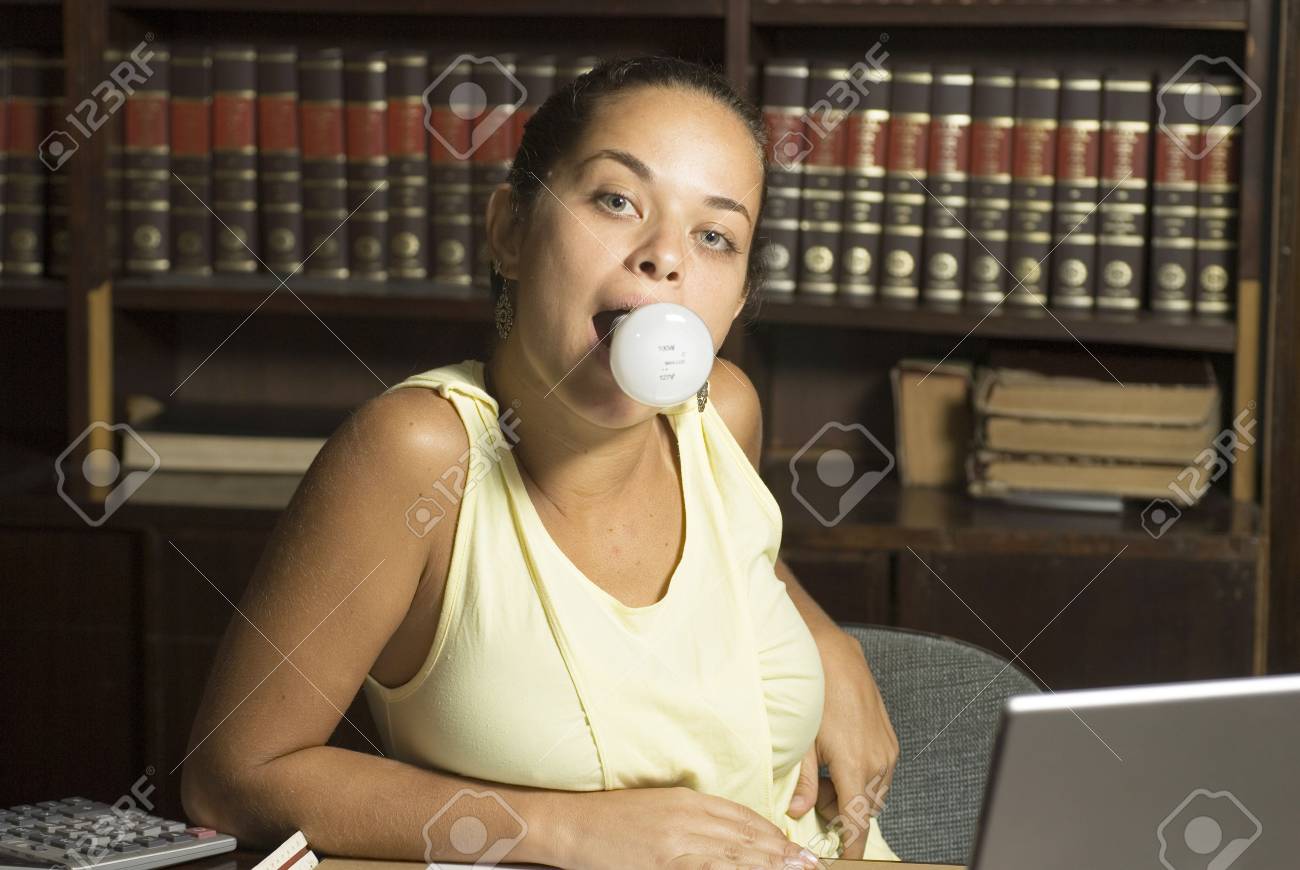 3527992-donna-si-siede-a-tavola-con-lamp