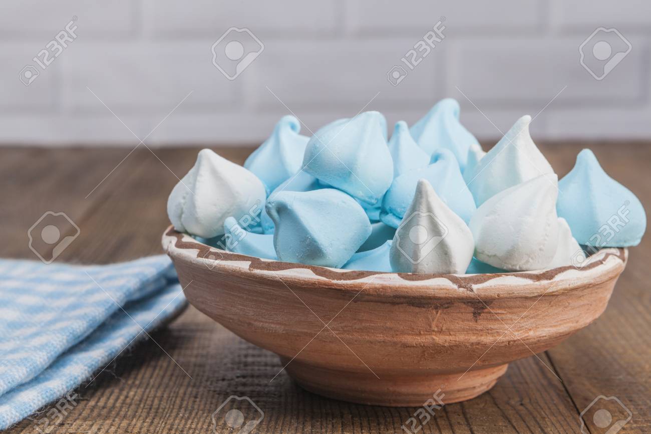 木製のテーブルとれんが造りの白い背景の青いお菓子 の写真素材 画像素材 Image 木製のテーブルとれんが造りの白い背景の青いお菓子 の写真素材 画像素材 Image