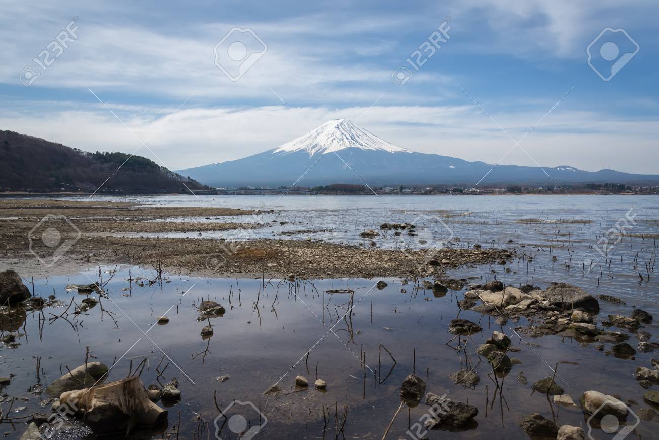 背景に富士山と河口湖 の写真素材 画像素材 Image
